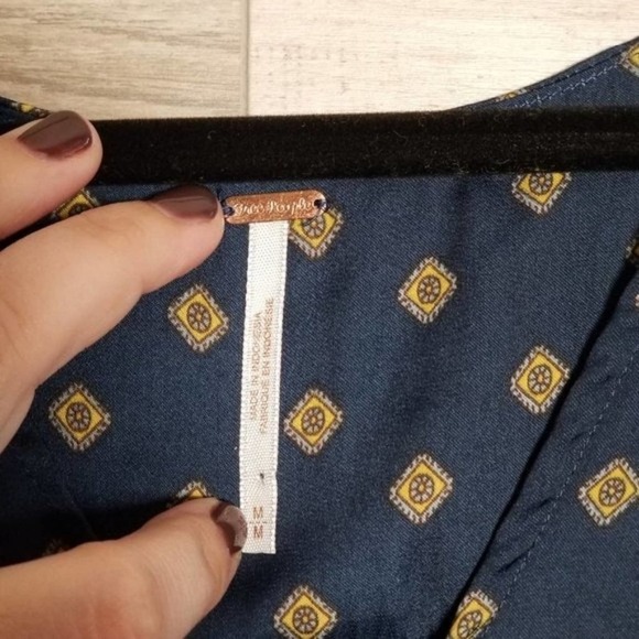 Free People Mornings In Marrakesh Diamond Print V-Neck Tie Waist Hi-Low Top Blue - Picture 5 of 8